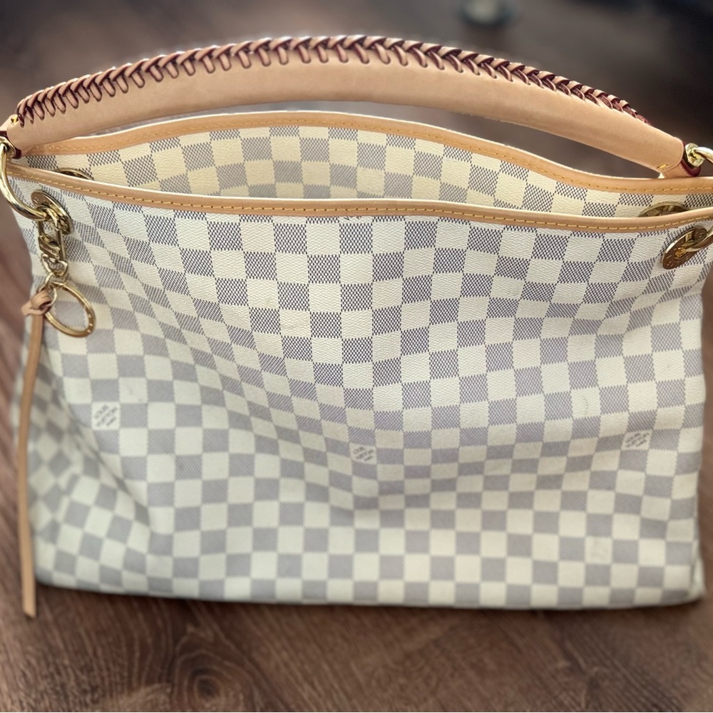 Excellent used Louis Vuitton Artsy bag.with light beige lining